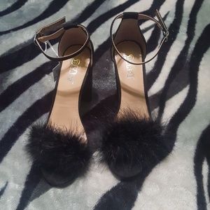 High heel shoes with feathers